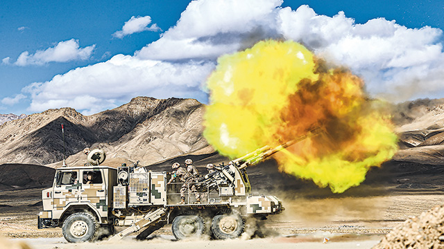 新疆軍區某部組織實彈射擊訓練